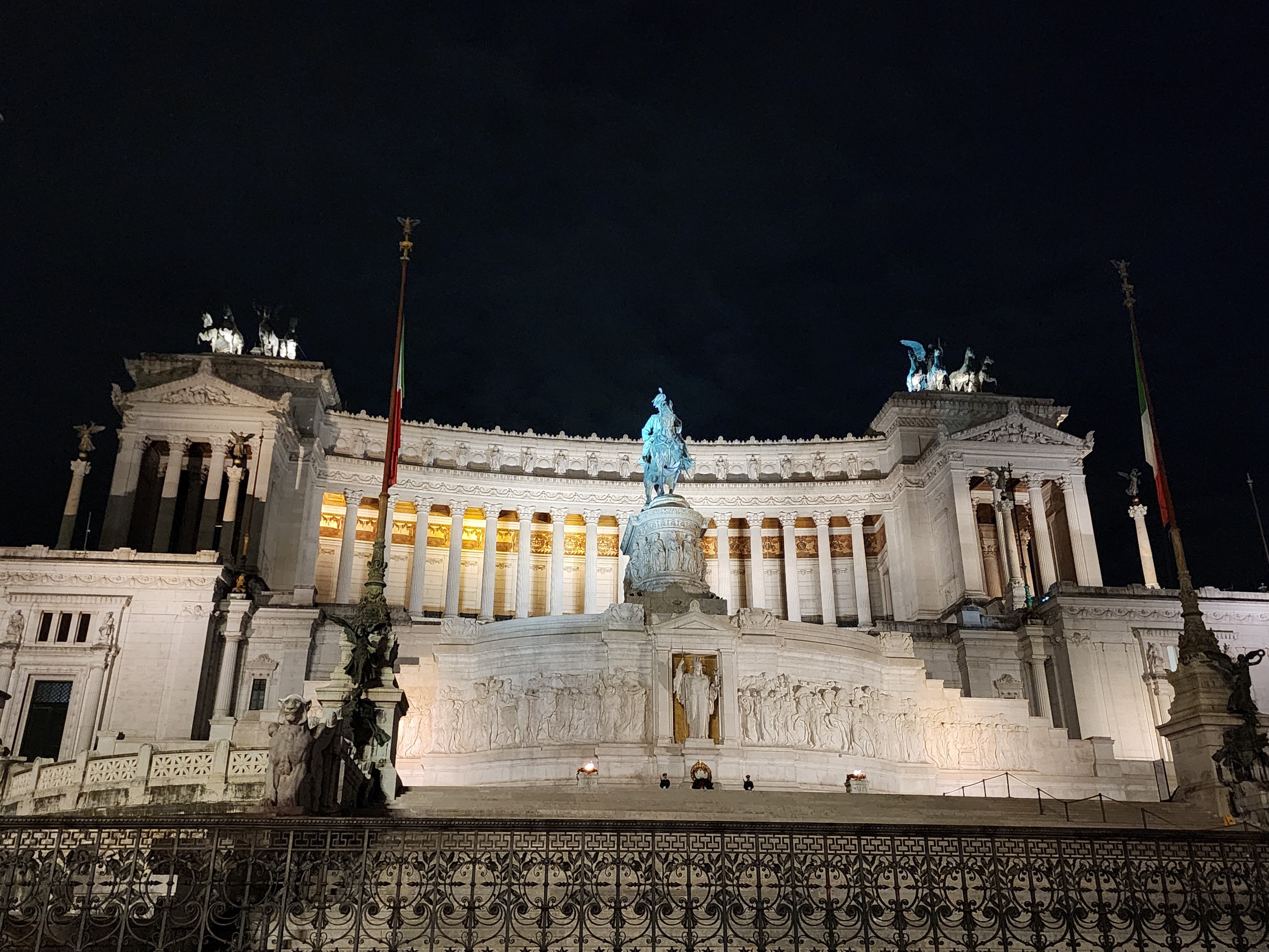 Площадь Венеции и Викторианский монумент (Piazza Venezia & Altare della Patria)