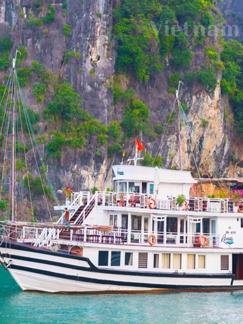 Bai Tu Long Bay (adjacent quieter bay)