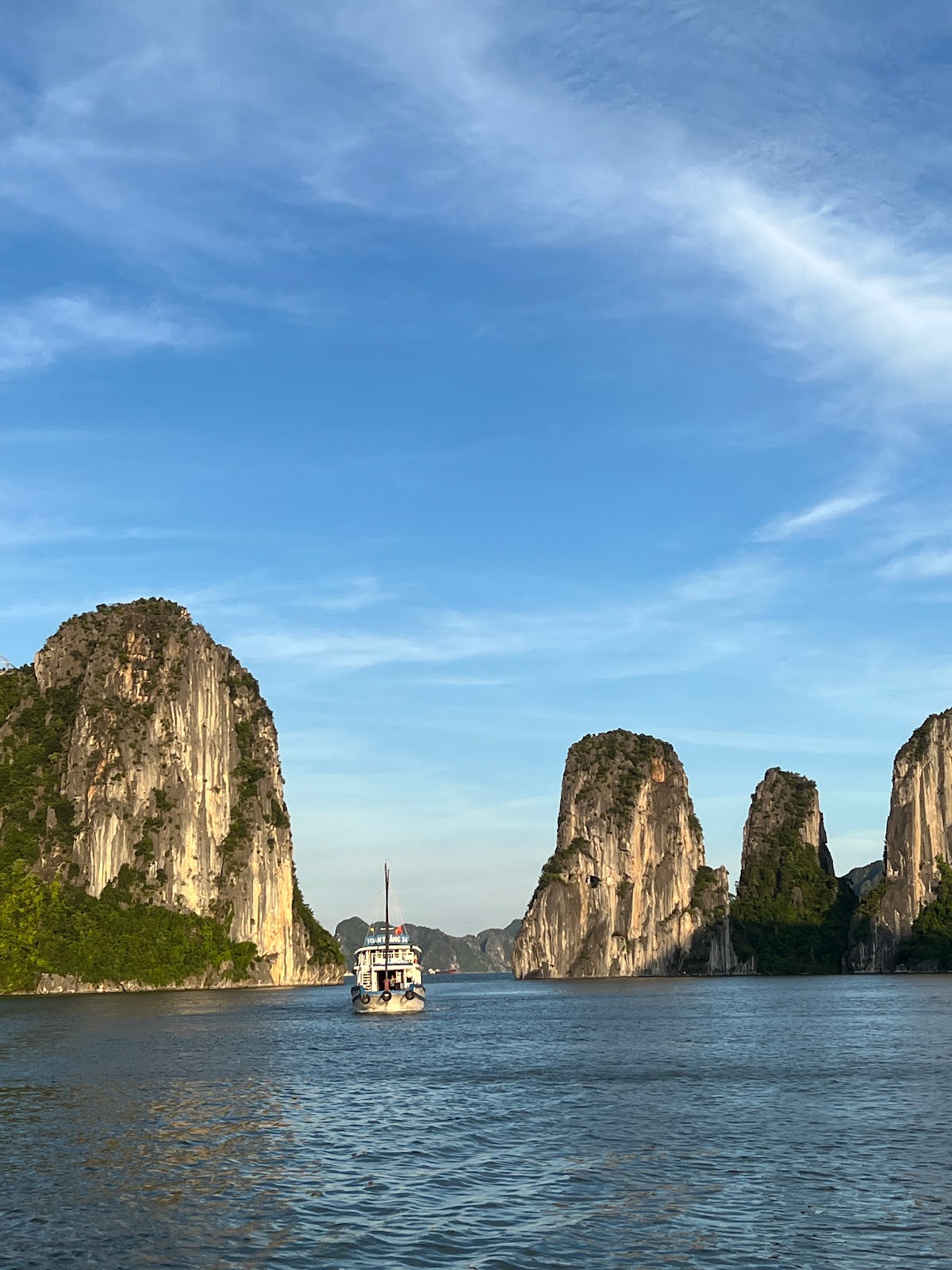Bai Tu Long Bay
