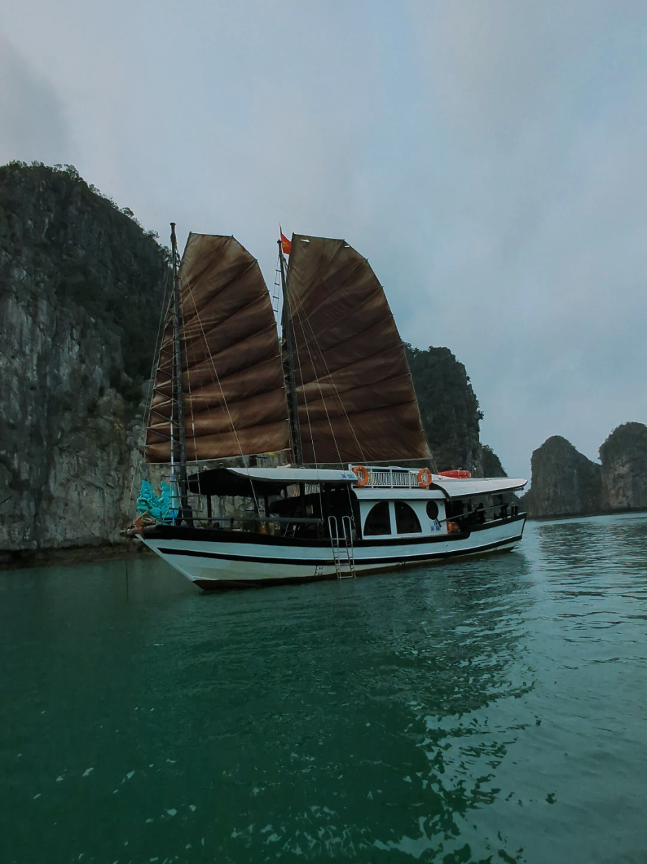 Bai Tu Long Bay