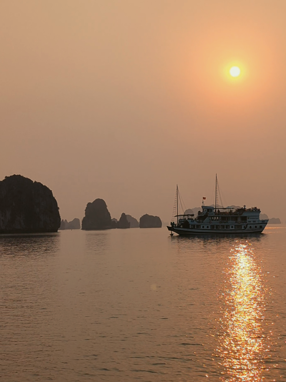 Bai Tu Long Bay