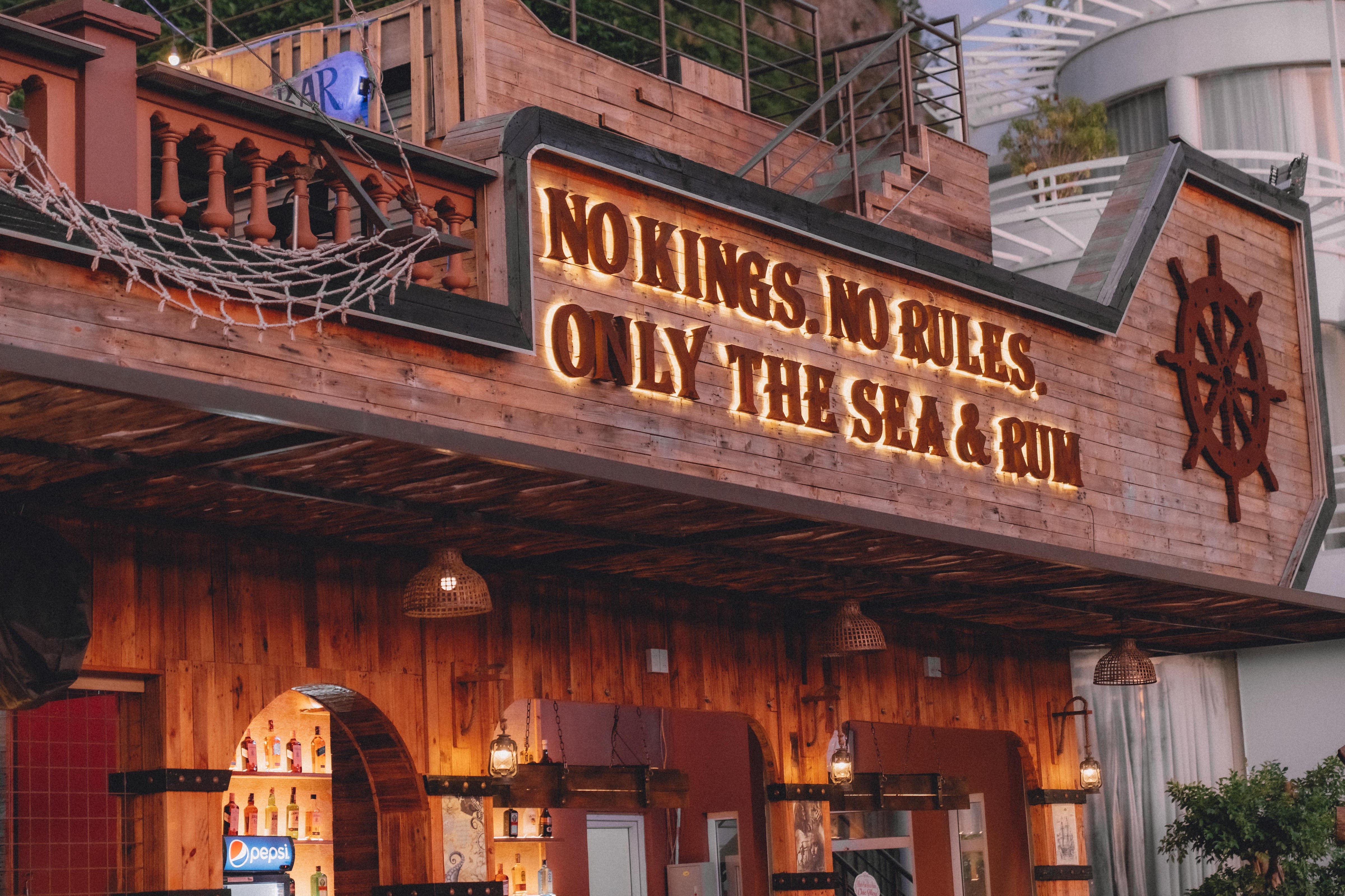 תמונה עבור Monkey Island Restaurant