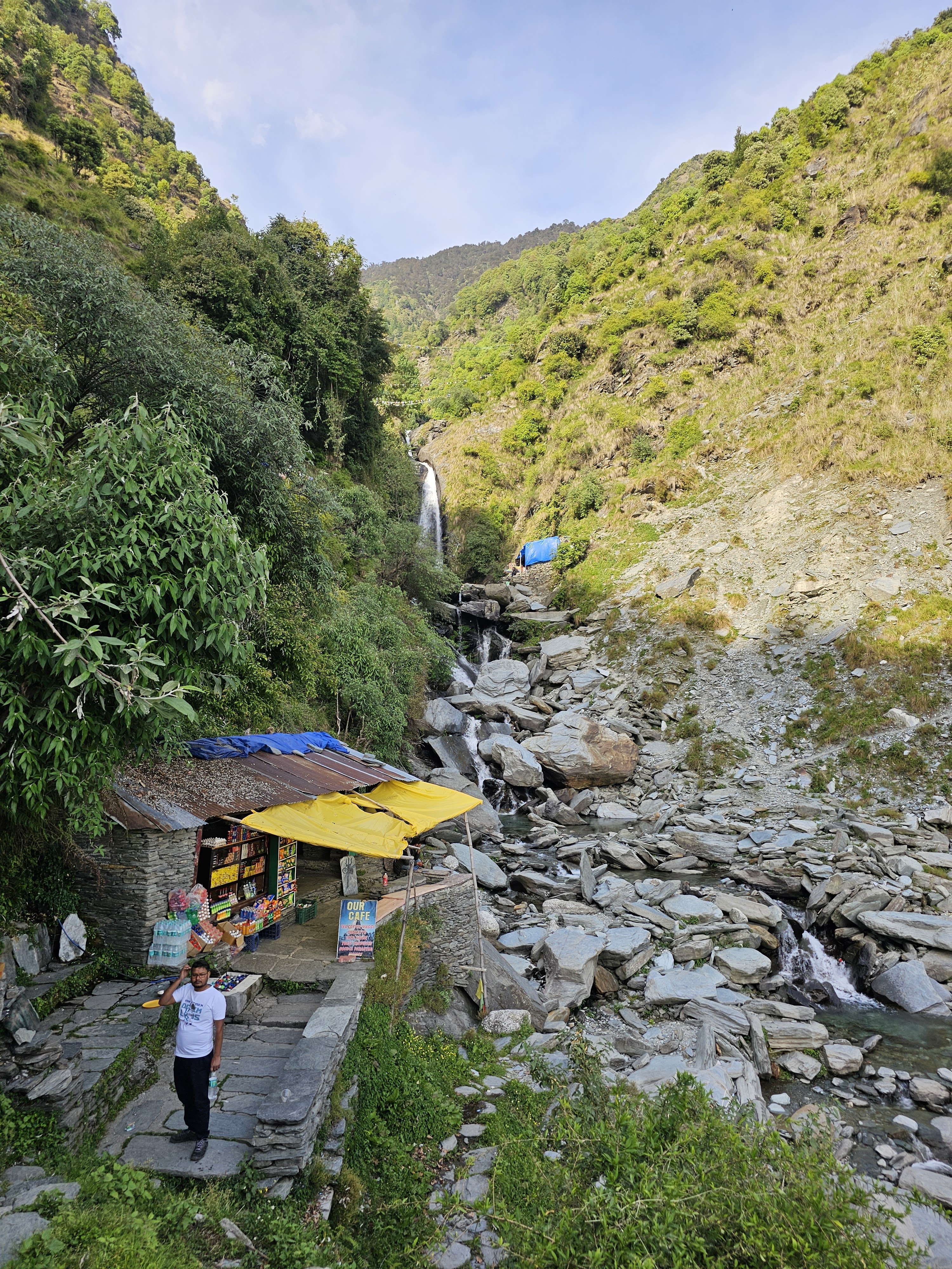 מפלי בהאגסו (Bhagsu Waterfall)