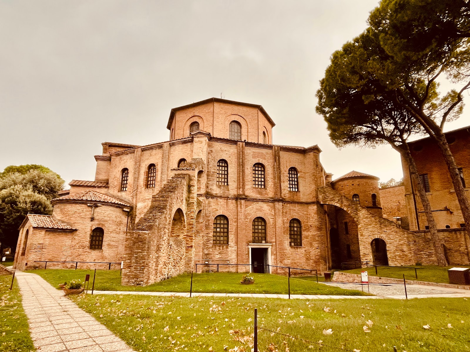 Базилика Сан-Витале и Равенна (Basilica di San Vitale) — по п ути (Равенна)