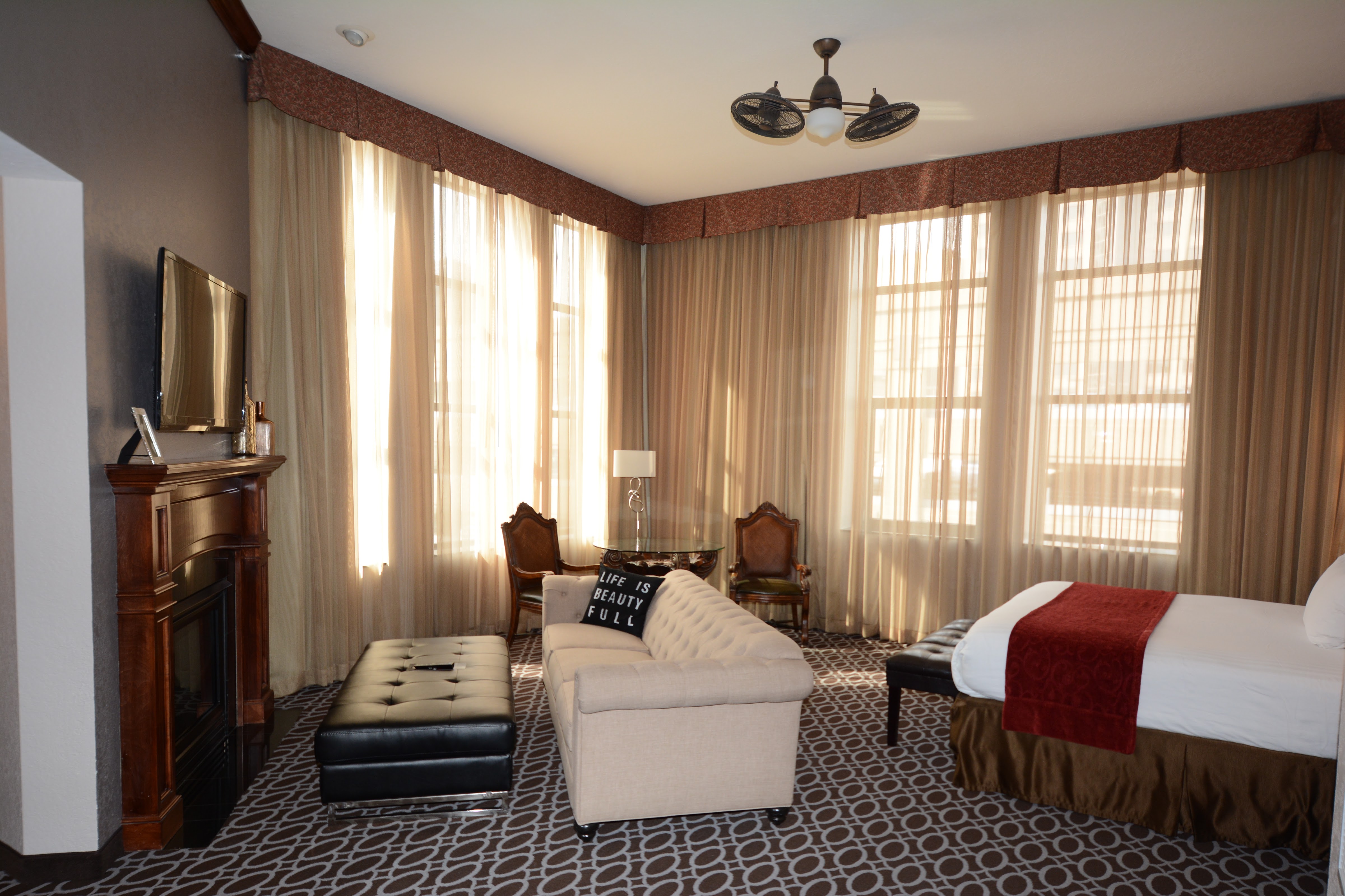 Picture for Des Lux Hotel (Des Moines, IA)