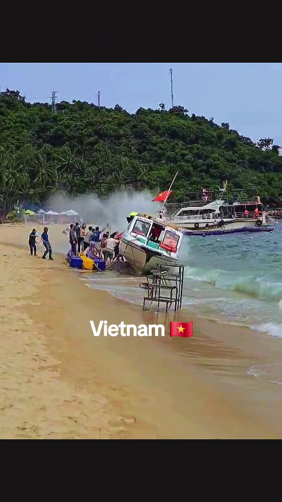 Floating Cham Island area (scenic cruising and swimming)