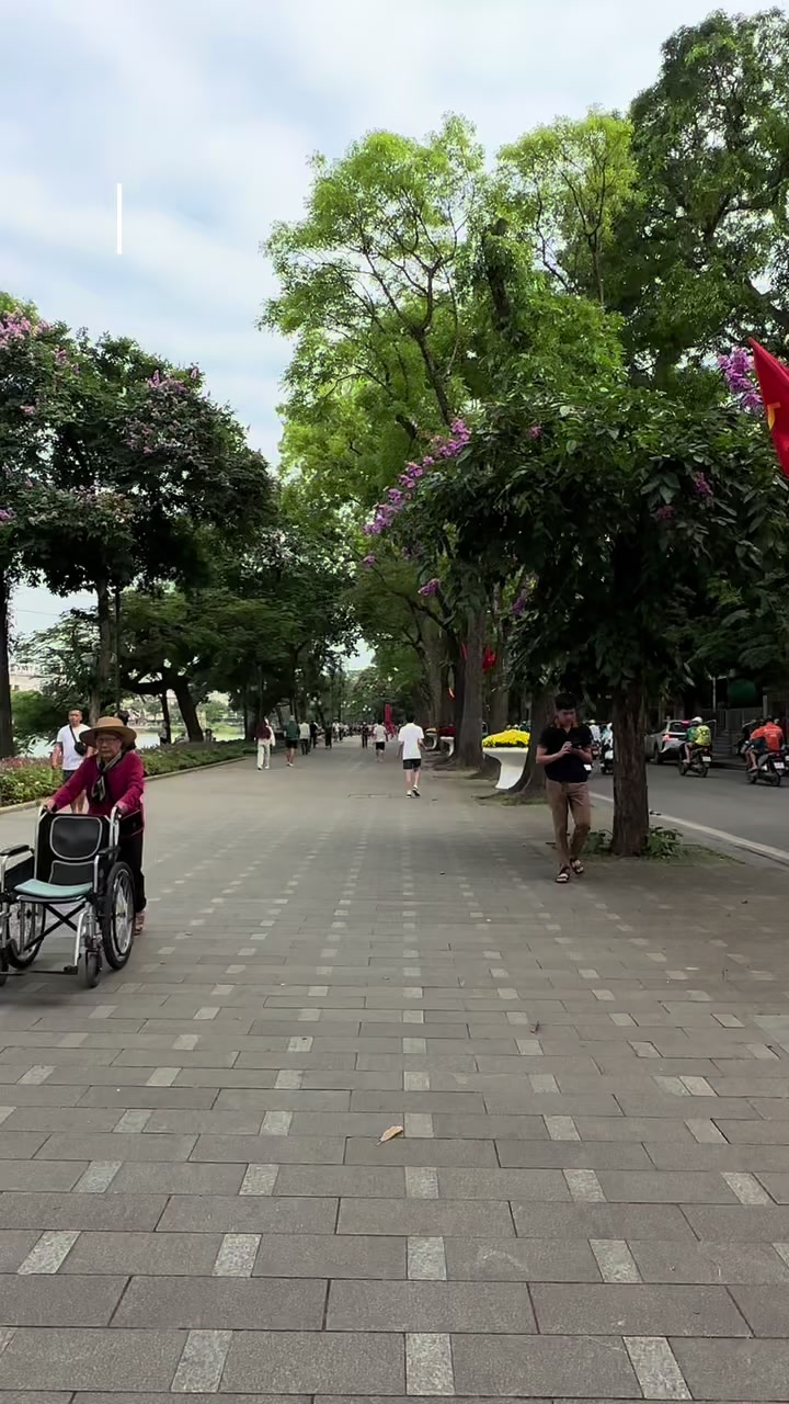 Hoan Kiem Lake Walking Street