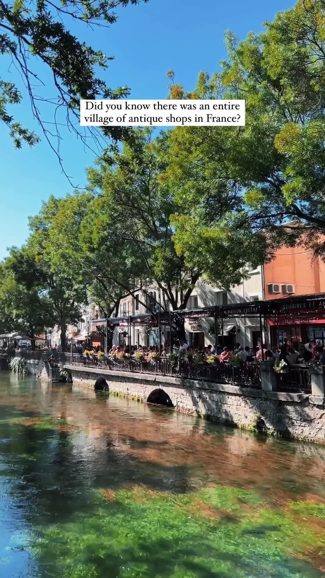 L'Isle-sur-la-Sorgue (שוק האנטיקוּאות)