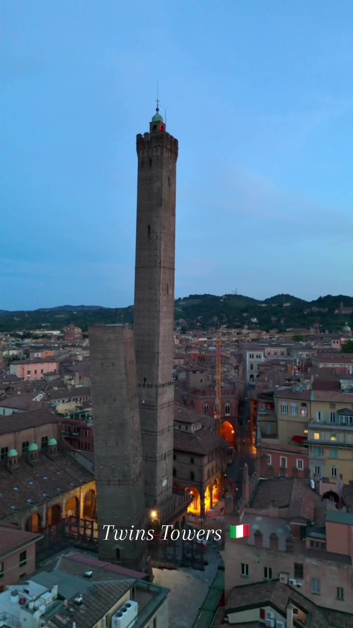 Le Due Torri (Torre degli Asinelli e Torre Garisenda)