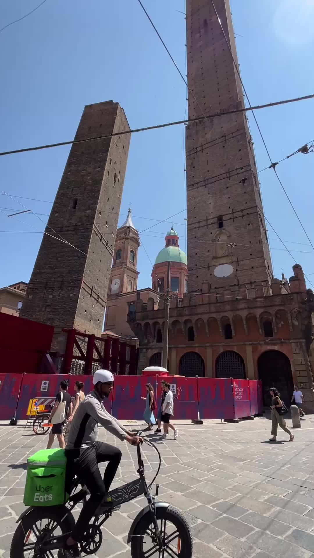 Le Due Torri (Torre degli Asinelli e Torre Garisenda)