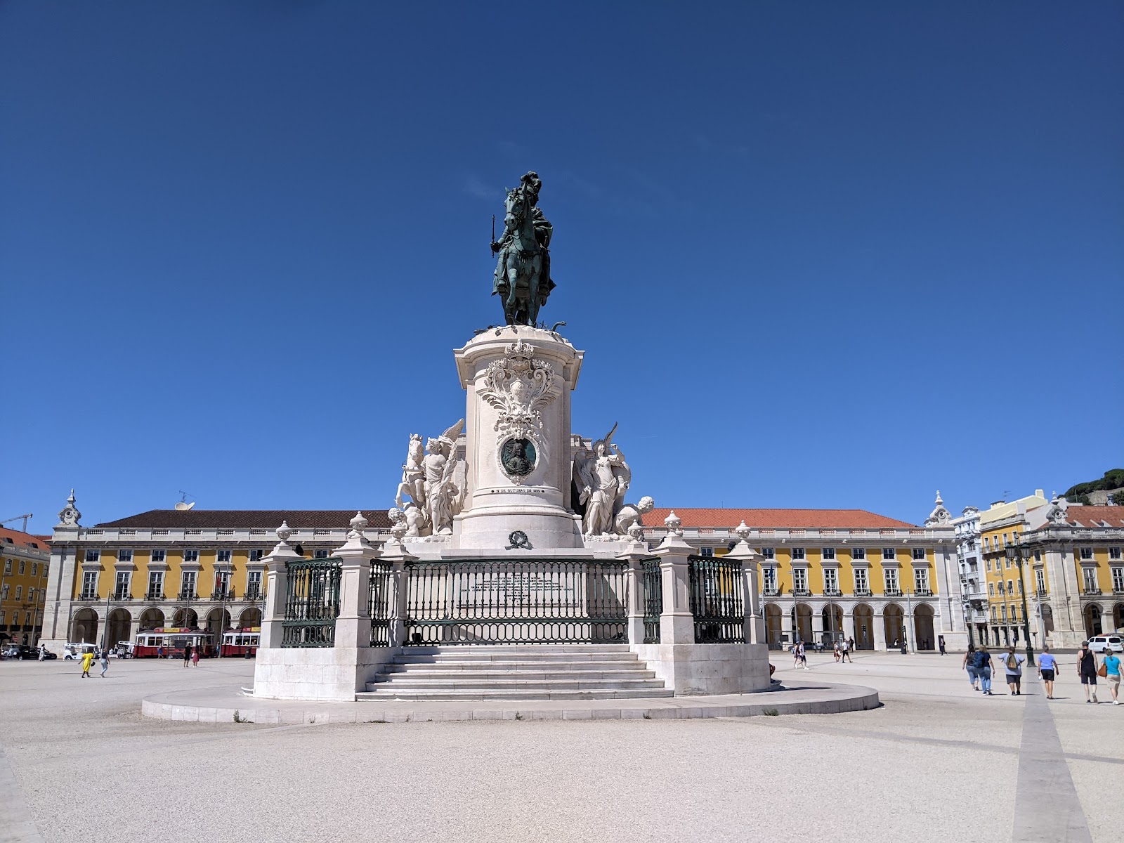 Площадь Коммерции (Praça do Comércio)