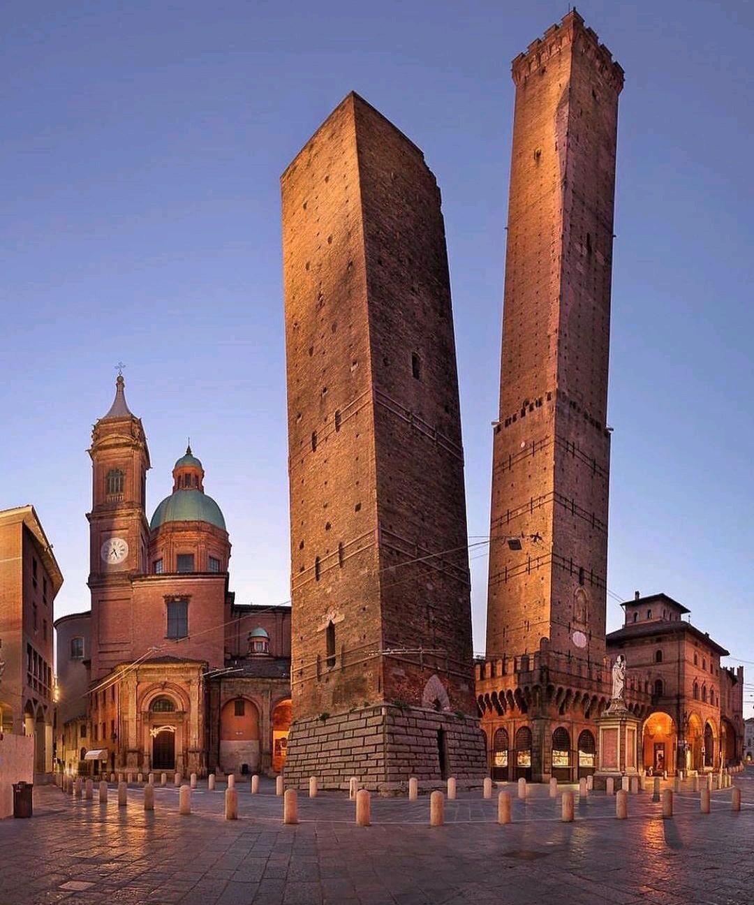 Le Due Torri (Torre degli Asinelli e Torre Garisenda)