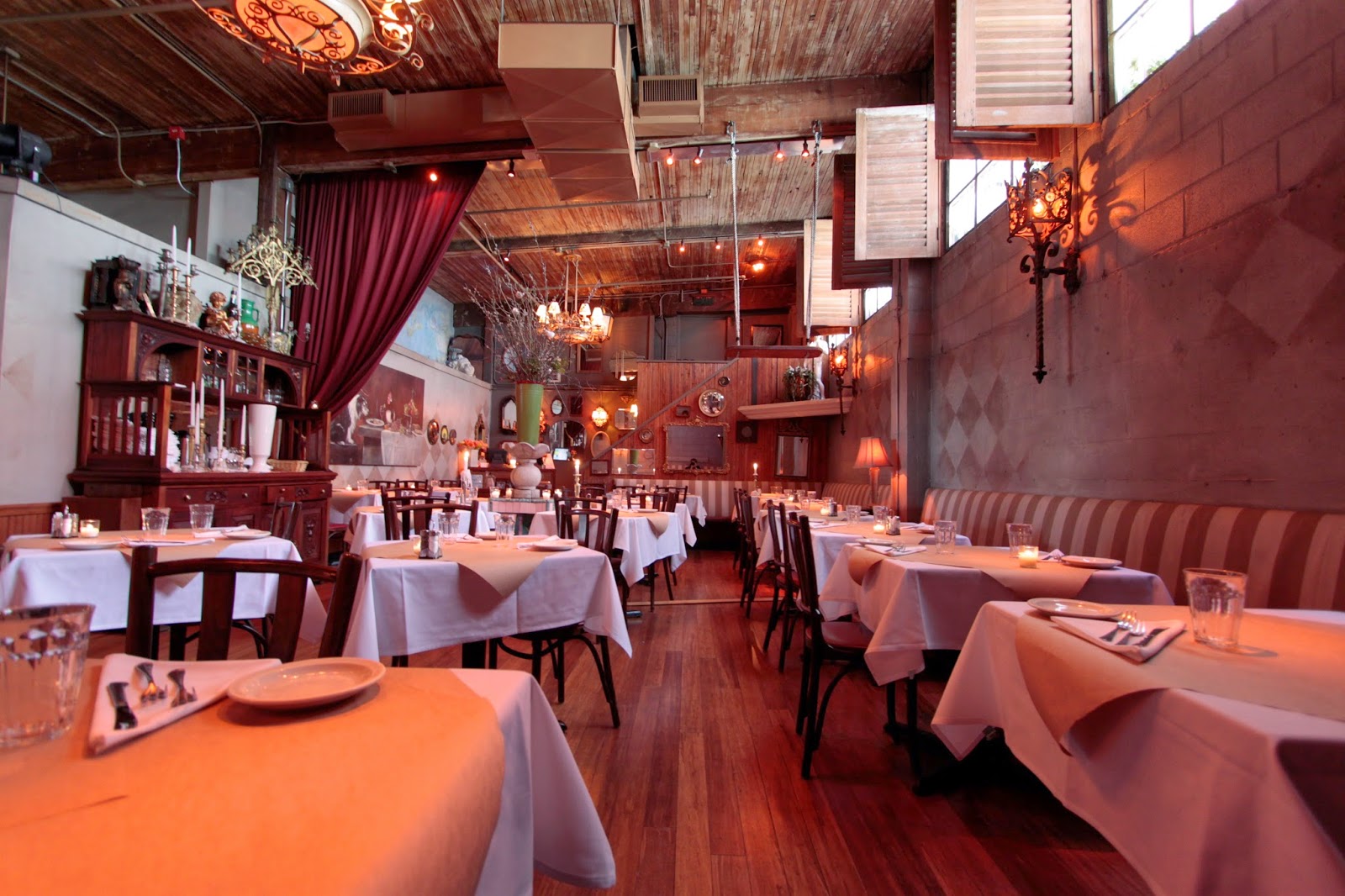 תמונה עבור The Pink Door - Seattle, Washington