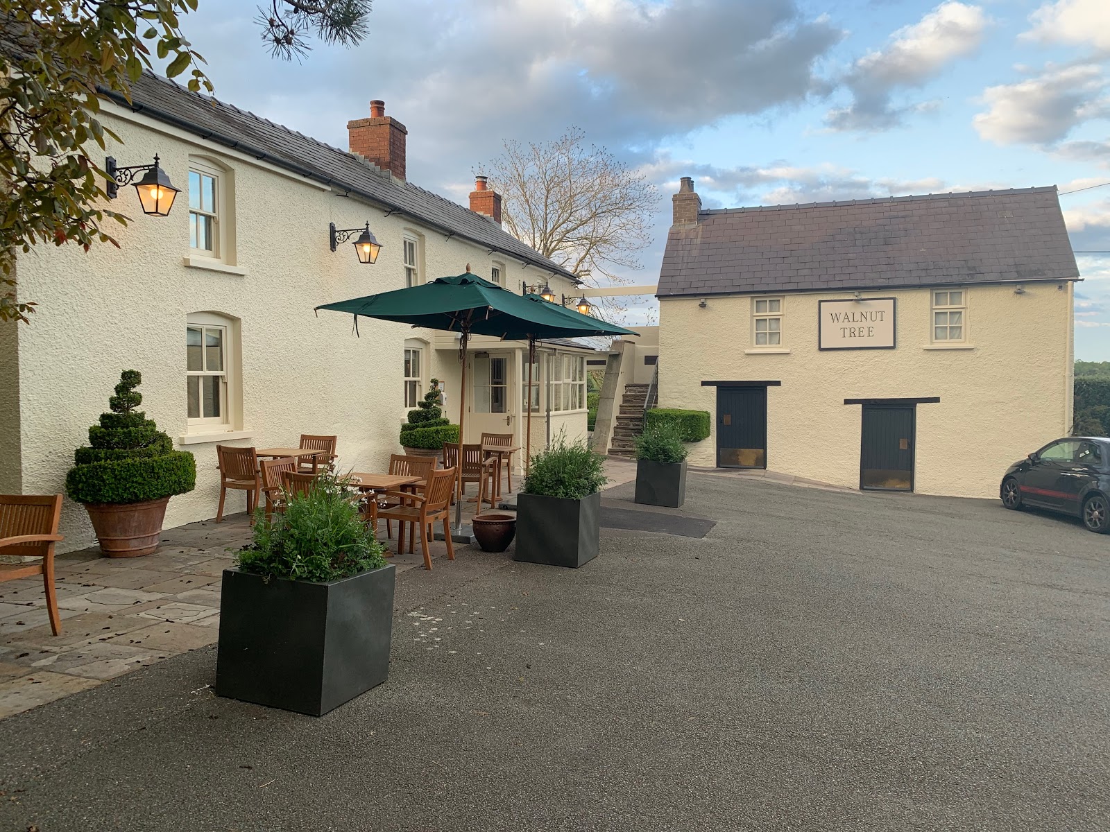 תמונה עבור The Walnut Tree Inn