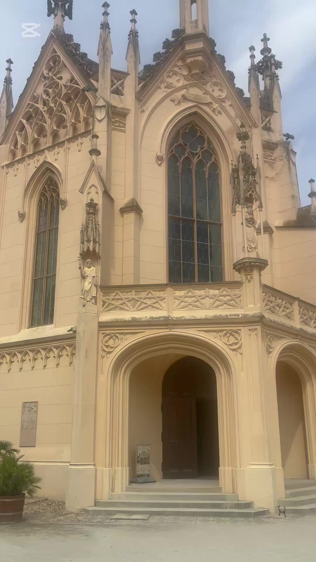 טירת לדניצה (Lednice Castle)