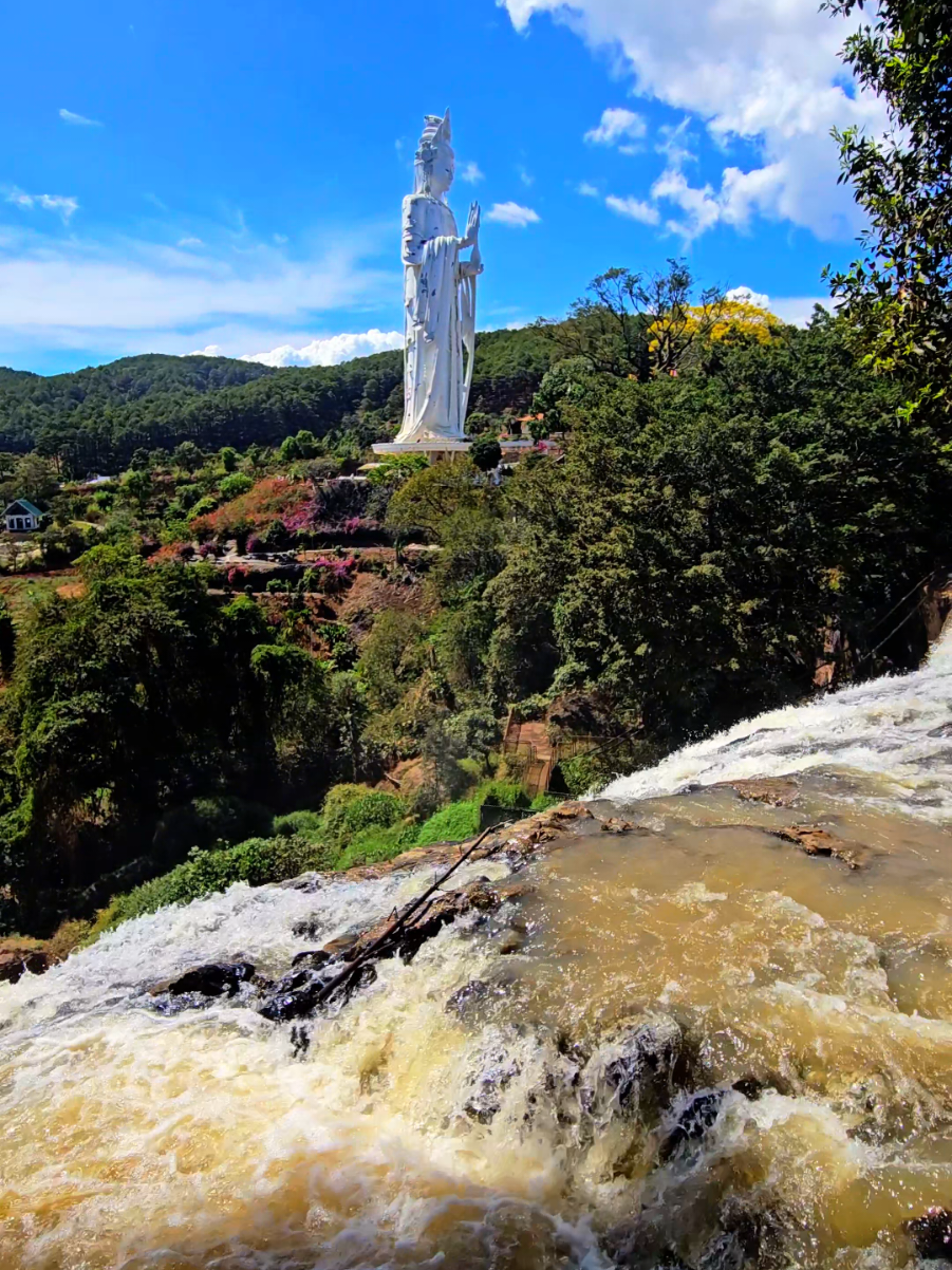 Водопад Слон (Elephant Waterfall)