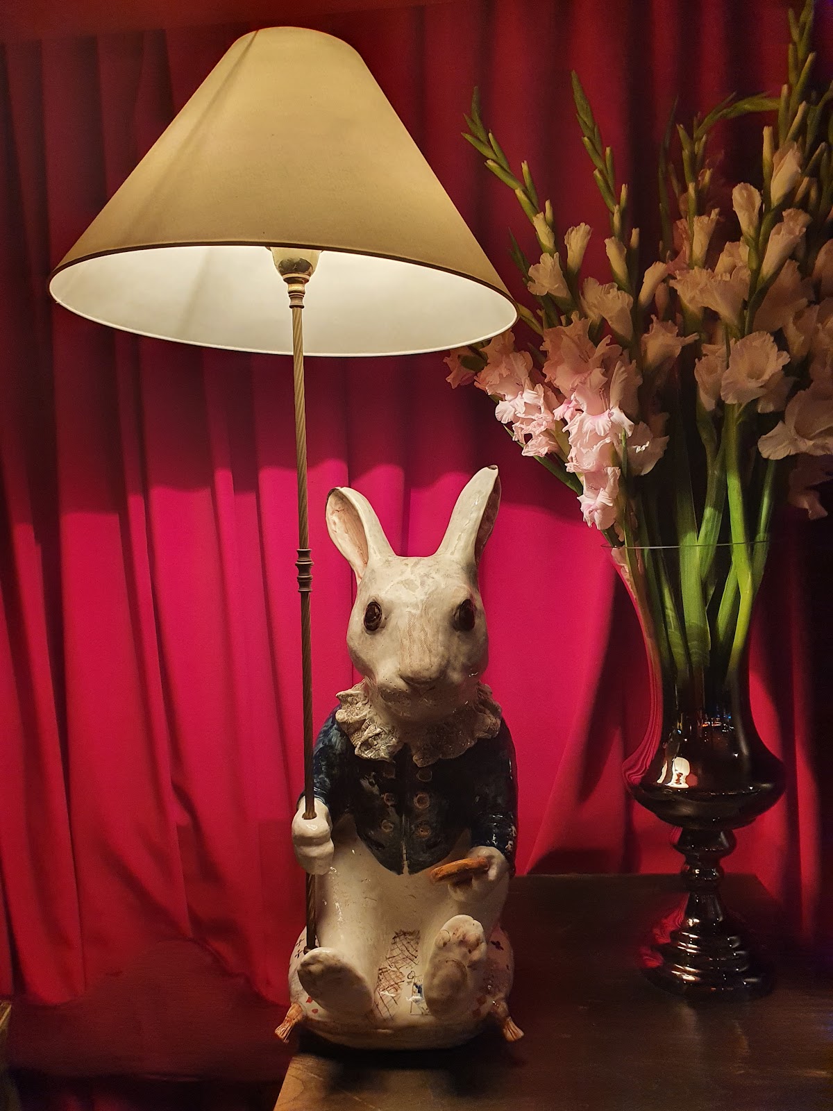 Изображение для White Rabbit