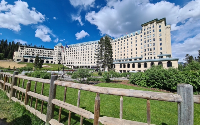 תמונה עבור Fairmont Chateau Lake Louise