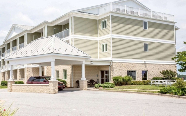 Picture for Island Inn & Suites, Ascend Hotel Collection