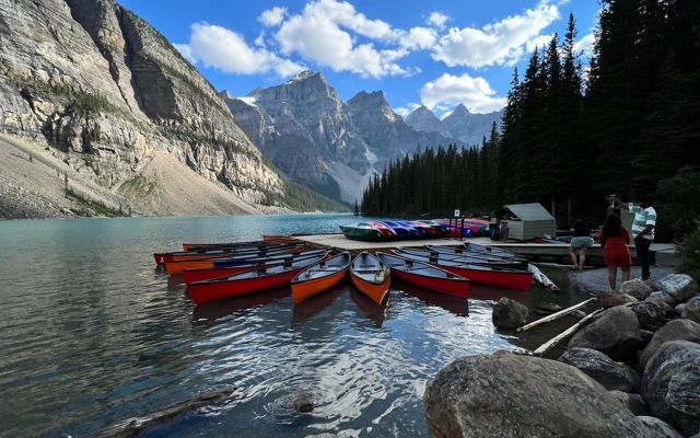 תמונה עבור Moraine Lake Lodge